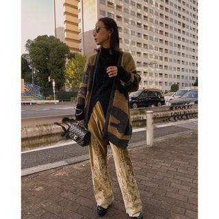 アメリヴィンテージ(Ameri VINTAGE)の新品タグ付き！FLOWER EMBROIDERY VELOUR PANTS(カジュアルパンツ)