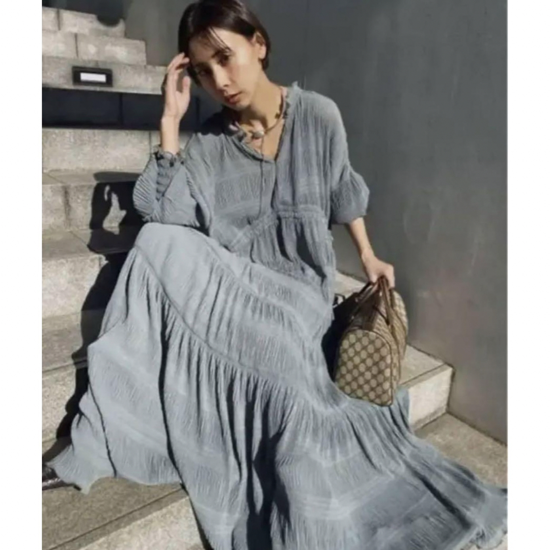 Ameri VINTAGE(アメリヴィンテージ)のSHIRRING PLEATS DRESS  ブルー　 Sサイズ  レディースのワンピース(ロングワンピース/マキシワンピース)の商品写真