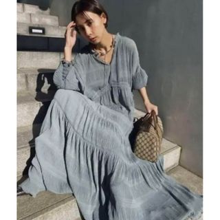 アメリヴィンテージ(Ameri VINTAGE)のSHIRRING PLEATS DRESS  ブルー　 Sサイズ (ロングワンピース/マキシワンピース)