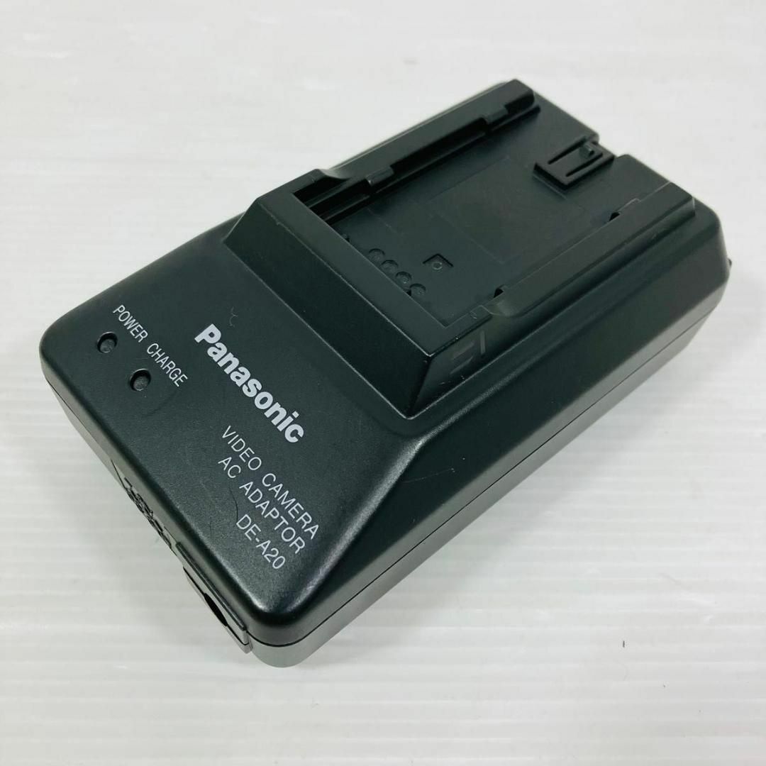 Panasonic(パナソニック)のPanasonic　パナソニック　DE-A20A　バッテリーチャージャー　充電器 スマホ/家電/カメラのカメラ(ビデオカメラ)の商品写真