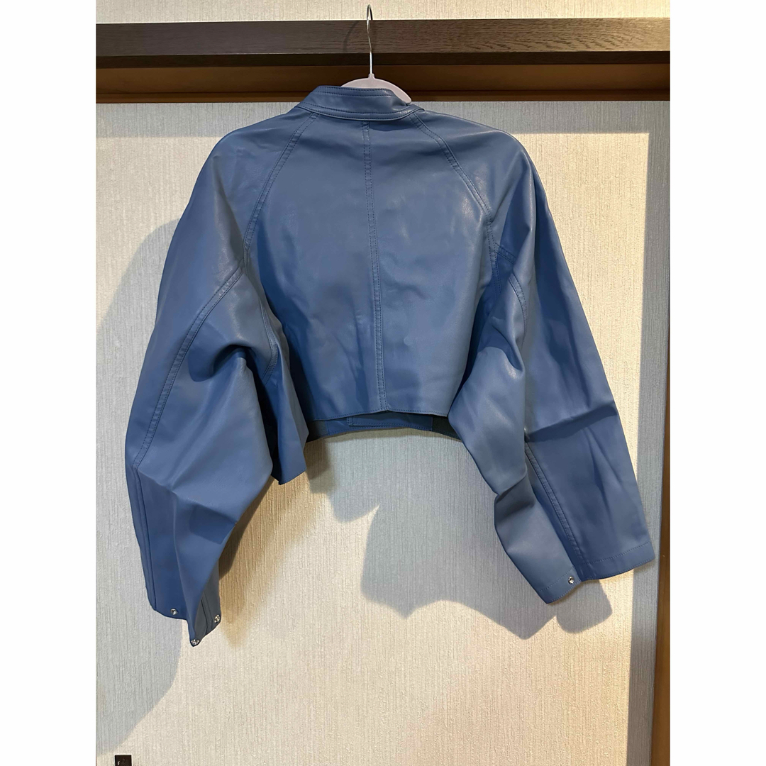 Ameri VINTAGE(アメリヴィンテージ)のROUND SHORT FAKE LEATHER JACKET ブルー メンズのジャケット/アウター(レザージャケット)の商品写真