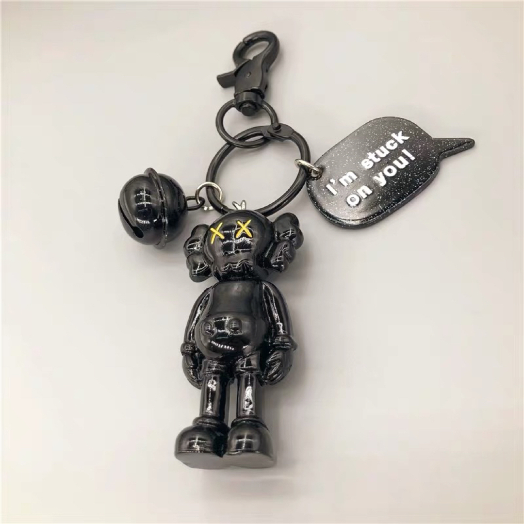 新品・未使用】 カウズ kaws キーホルダー ストラップ 鈴付き 黒 新品・未使用】 カウズ kaws キーホルダー ストラップ 鈴付き 黒