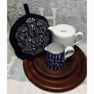 「TEA SHOP 紅茶専門店」 刺繍のポットカバー　濃紺(キッチン小物)