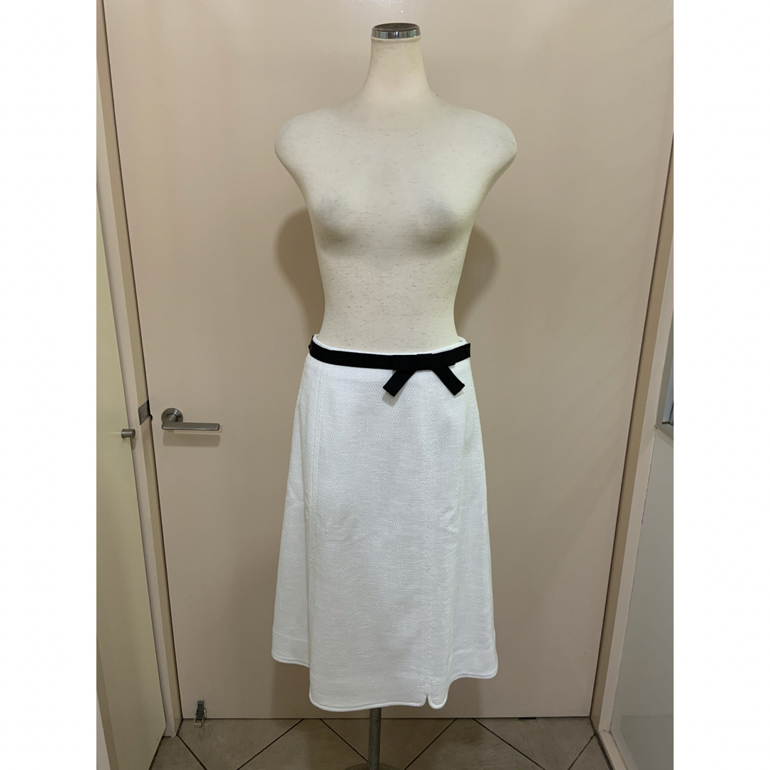M'S GRACY(エムズグレイシー)の新品タグ付き　エムズグレイシー （M'S GRACY）白×黒リボンスカート11号 レディースのスカート(ひざ丈スカート)の商品写真