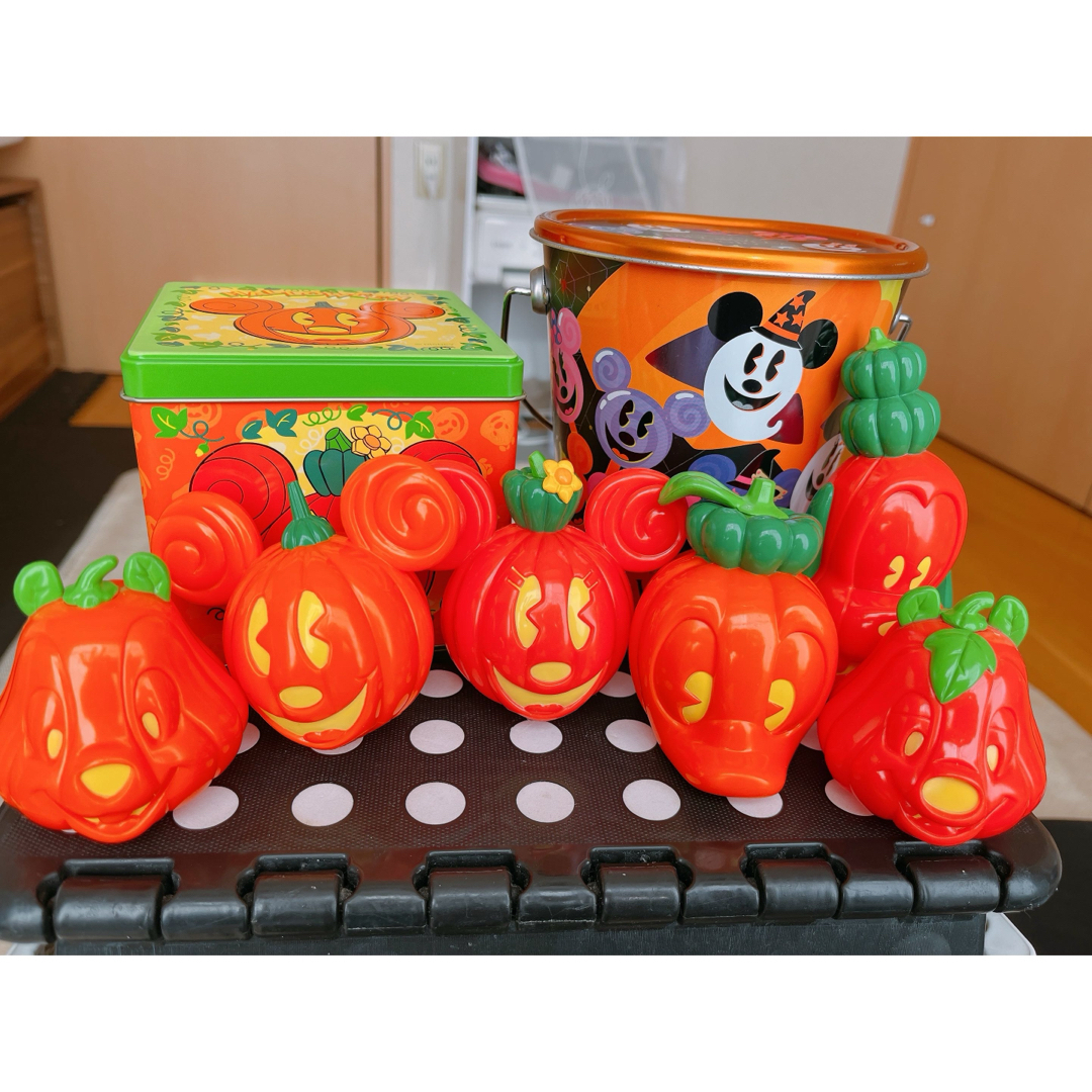 Disney(ディズニー)のディズニ　ハロウィン　置き物　缶　セット エンタメ/ホビーのおもちゃ/ぬいぐるみ(キャラクターグッズ)の商品写真