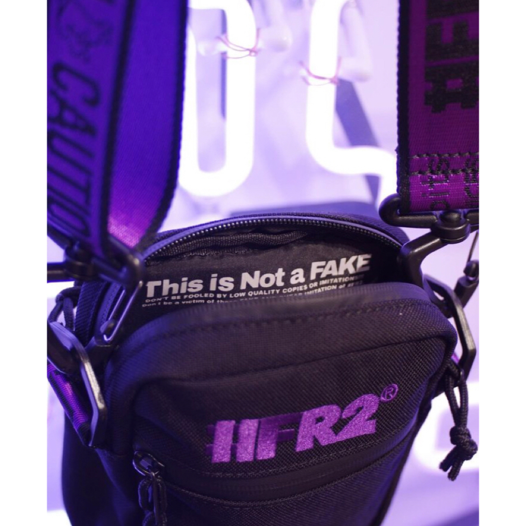 #FR2(エフアールツー)の新品 FR2撫子 ショルダーバッグ FR2 撫子 紫 パープル ブラック 黒 メンズのバッグ(ショルダーバッグ)の商品写真