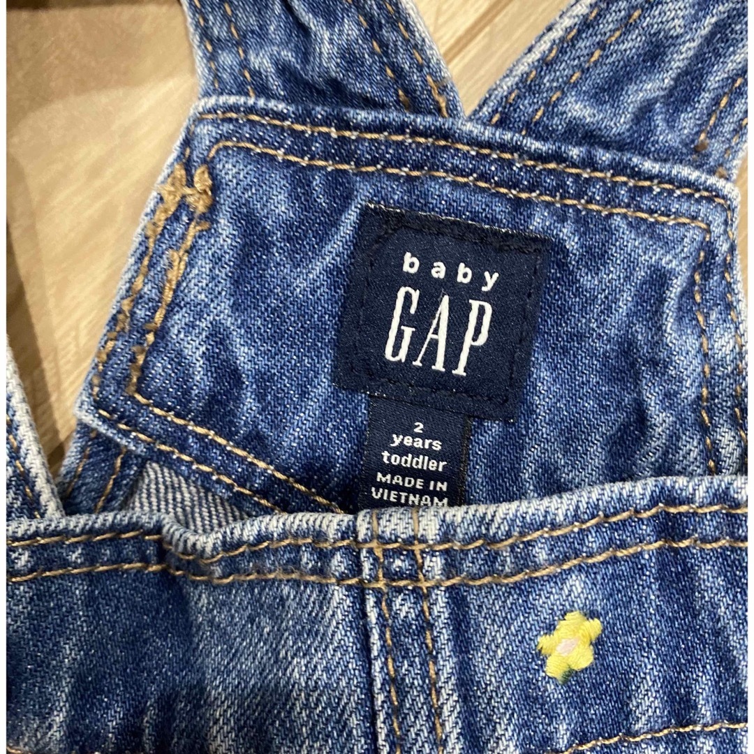 GAP Kids(ギャップキッズ)のGAP ベビー キッズ デニム オーバーオール 刺繍 キッズ/ベビー/マタニティのベビー服(~85cm)(パンツ)の商品写真