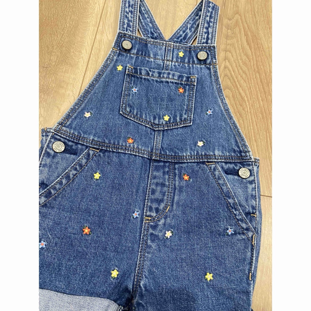 GAP Kids(ギャップキッズ)のGAP ベビー キッズ デニム オーバーオール 刺繍 キッズ/ベビー/マタニティのベビー服(~85cm)(パンツ)の商品写真