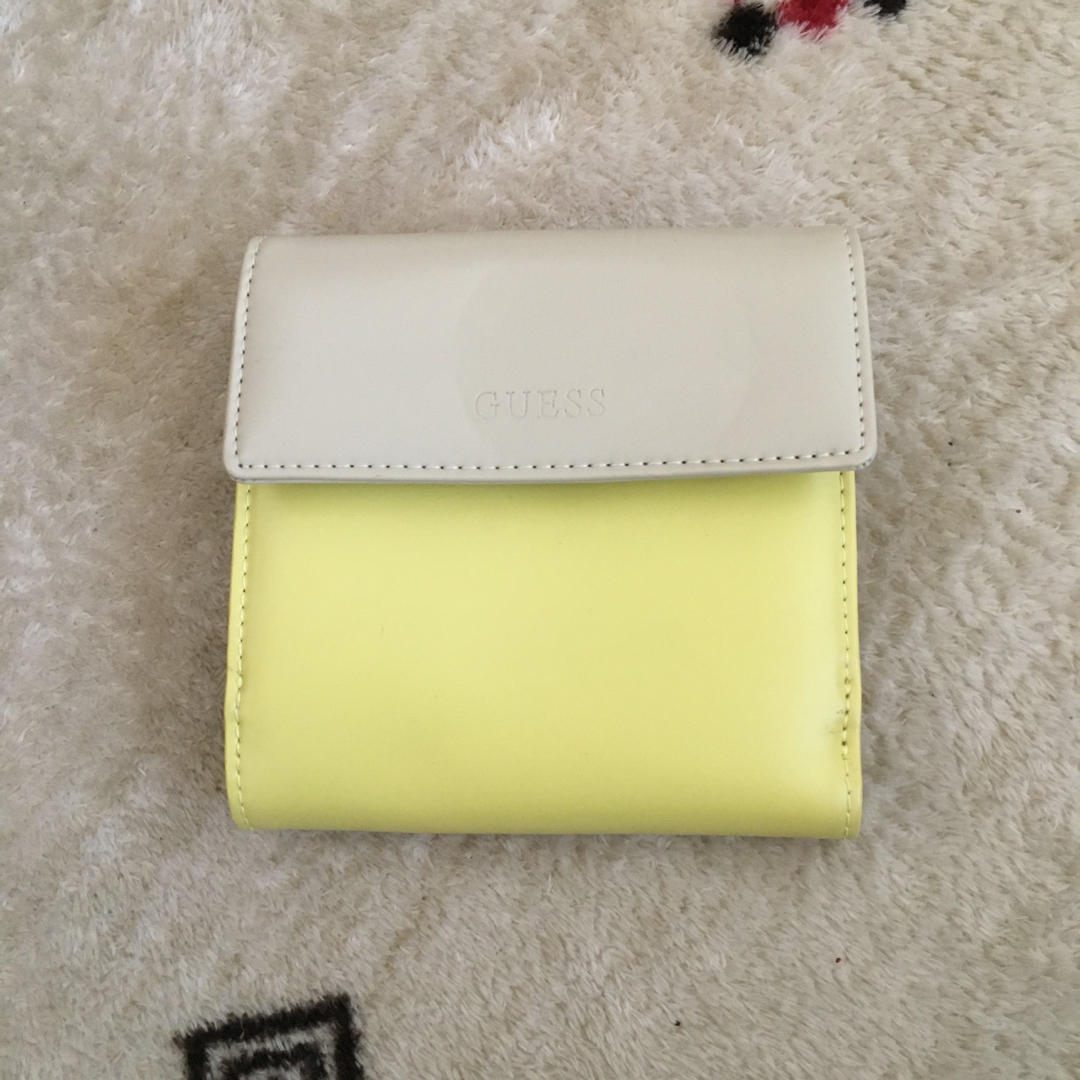 GUESS(ゲス)のお値下げ！！GUESS ゲス　折り財布 黄×ベージュ レディースのファッション小物(財布)の商品写真