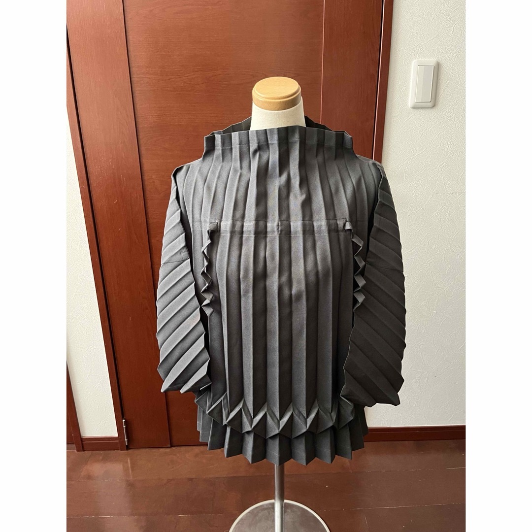 ISSEY MIYAKE(イッセイミヤケ)のイッセイミヤケ　me cube pleats ブラウス レディースのトップス(シャツ/ブラウス(長袖/七分))の商品写真