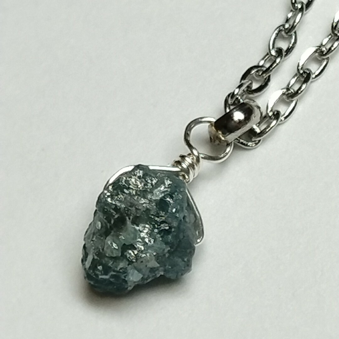 ブルーダイヤモンド原石　ネックレス ハンドメイドのアクセサリー(ネックレス)の商品写真