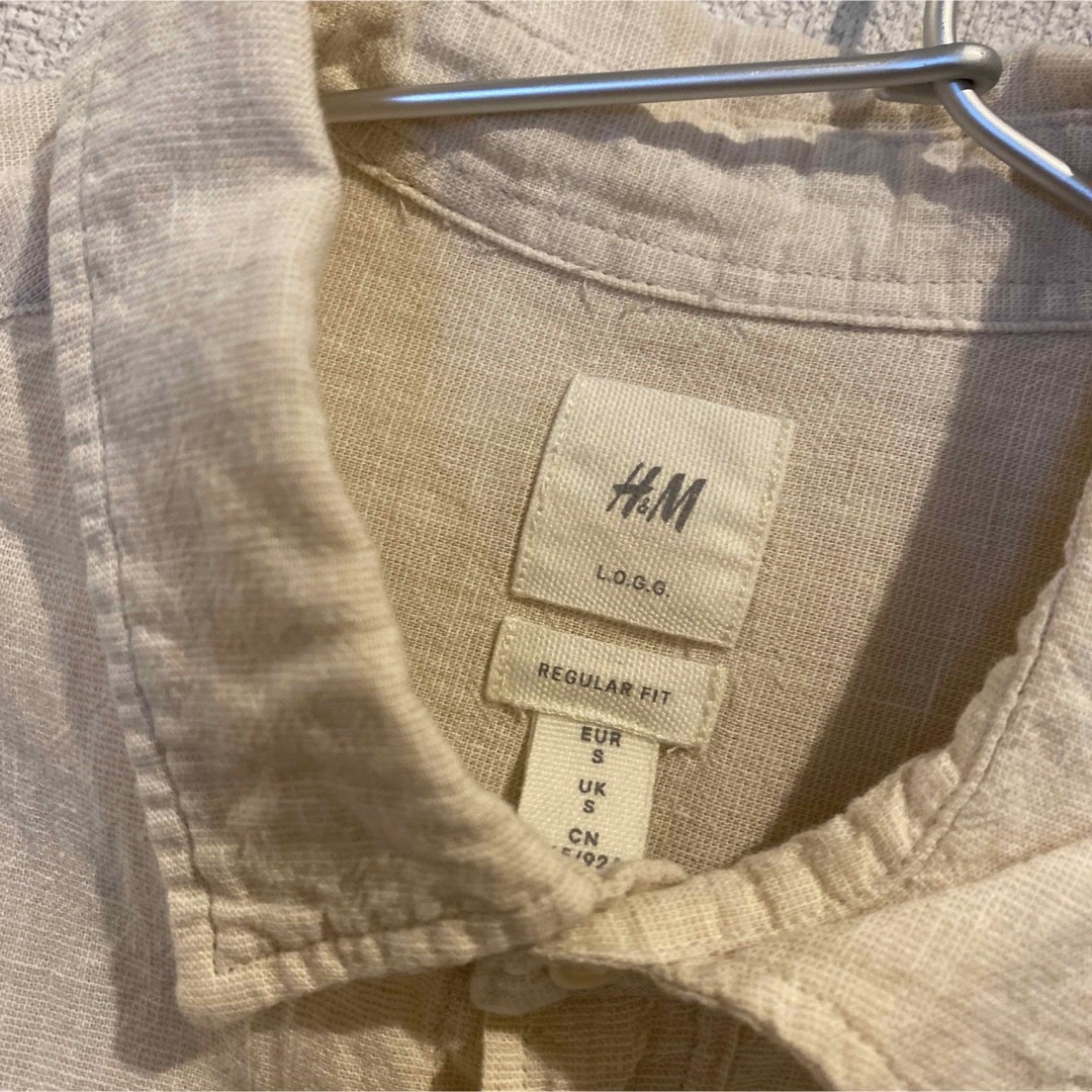 H&M(エイチアンドエム)のH&M メンズシャツ　オフホワイト　 メンズのトップス(シャツ)の商品写真