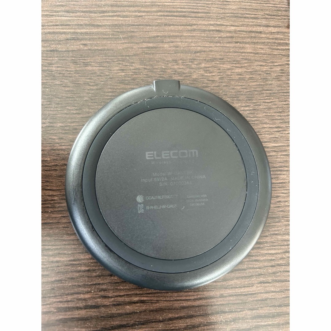 ELECOM(エレコム)のワイヤレス充電器　Qi （チィー）  イエロー、ブラック スマホ/家電/カメラのスマートフォン/携帯電話(バッテリー/充電器)の商品写真