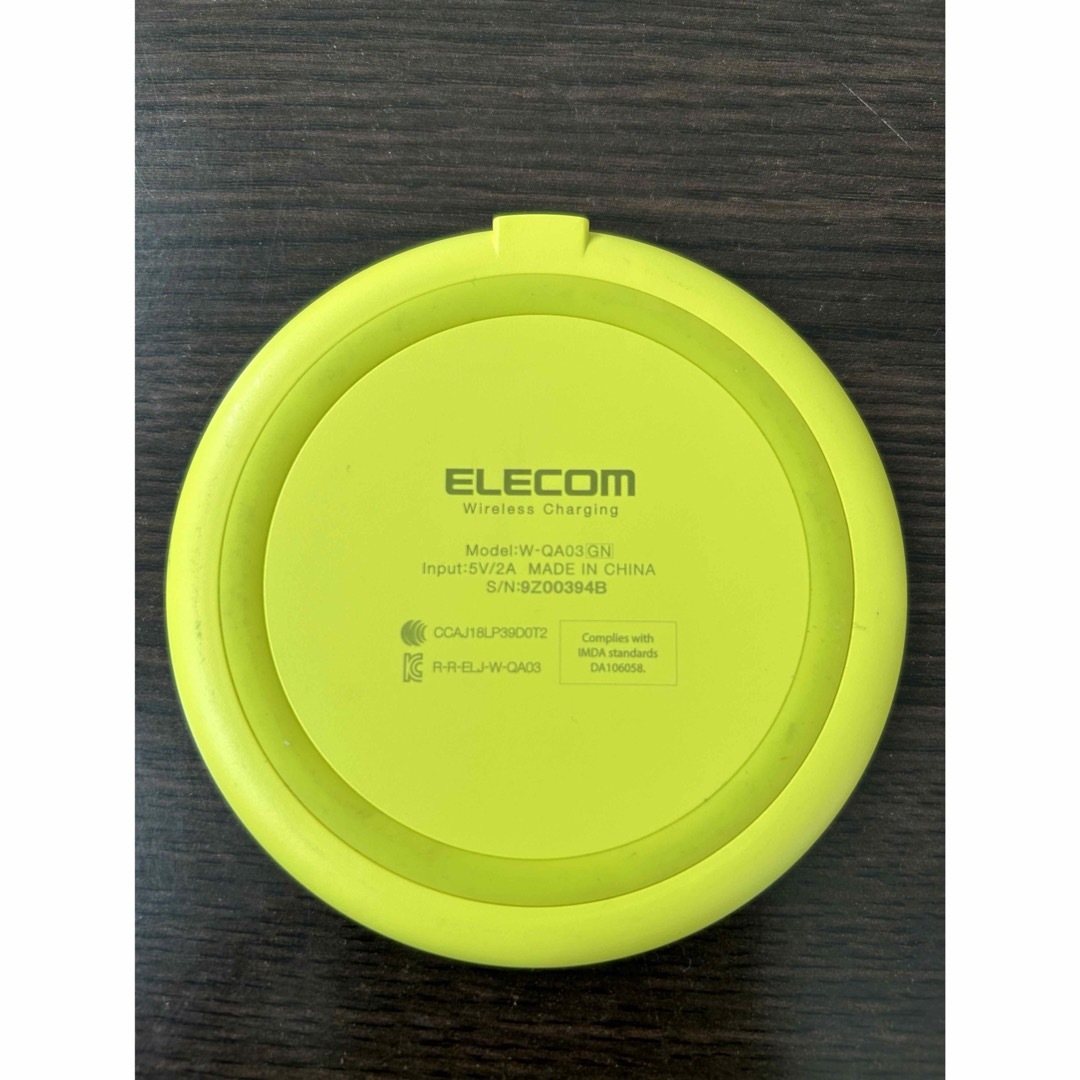 ELECOM(エレコム)のワイヤレス充電器　Qi （チィー）  イエロー、ブラック スマホ/家電/カメラのスマートフォン/携帯電話(バッテリー/充電器)の商品写真