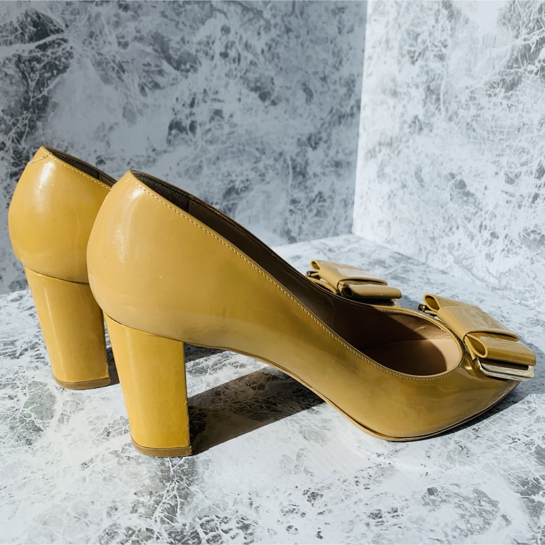 DIANA(ダイアナ)のダイアナ　エナメルパンプス　リボン　キャメル　23.5cm レディースの靴/シューズ(ハイヒール/パンプス)の商品写真