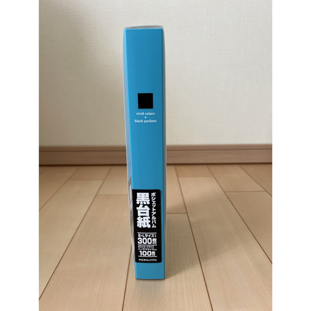 コクヨ(コクヨ)のコクヨ アルバム ポシェットアルバム 黒台紙 A4 スリム L判 300枚 青 インテリア/住まい/日用品の文房具(ファイル/バインダー)の商品写真