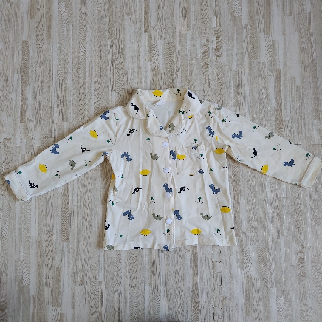 恐竜パジャマ 上下セット サイズ110 キッズ/ベビー/マタニティのキッズ服男の子用(90cm~)(パジャマ)の商品写真