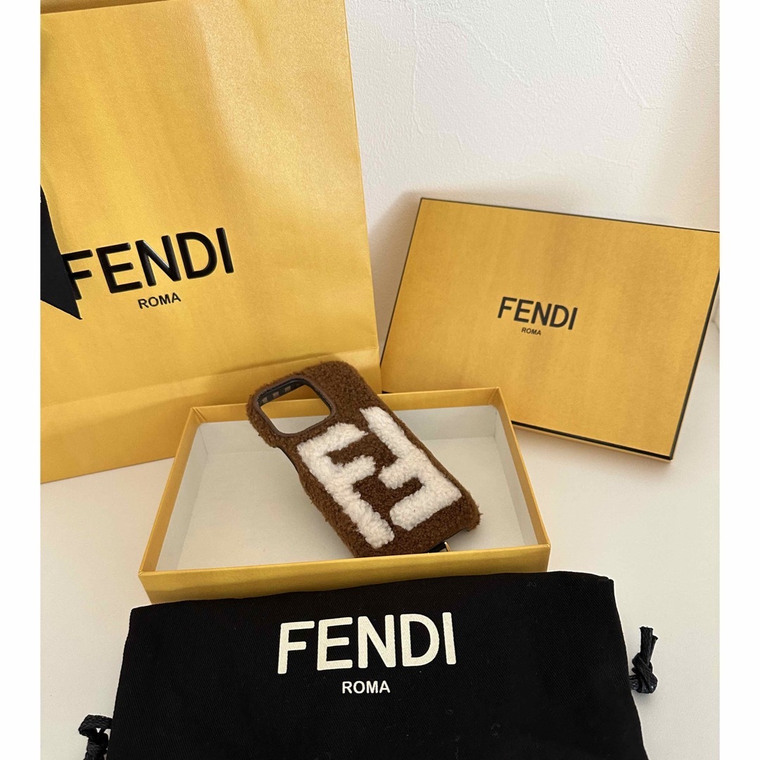 FENDI(フェンディ)の◆正規品◆FENDI フェンディ　モコモコ　iPhoneケース スマホ/家電/カメラのスマホアクセサリー(iPhoneケース)の商品写真