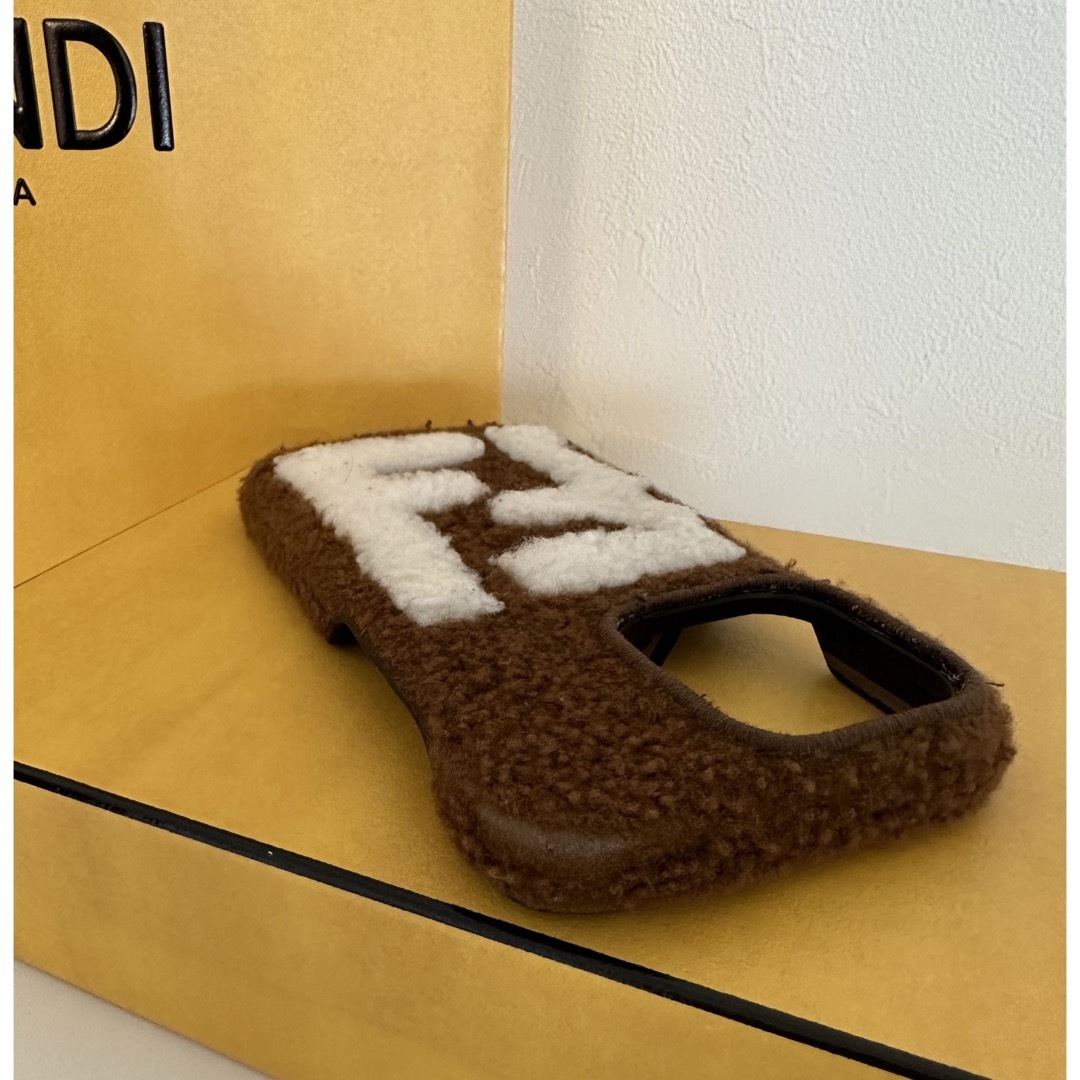 FENDI(フェンディ)の◆正規品◆FENDI フェンディ　モコモコ　iPhoneケース スマホ/家電/カメラのスマホアクセサリー(iPhoneケース)の商品写真