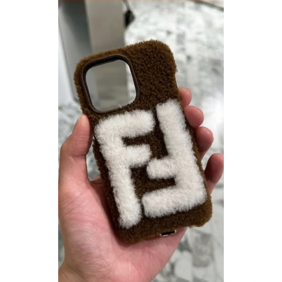 FENDI(フェンディ)の◆正規品◆FENDI フェンディ　モコモコ　iPhoneケース スマホ/家電/カメラのスマホアクセサリー(iPhoneケース)の商品写真