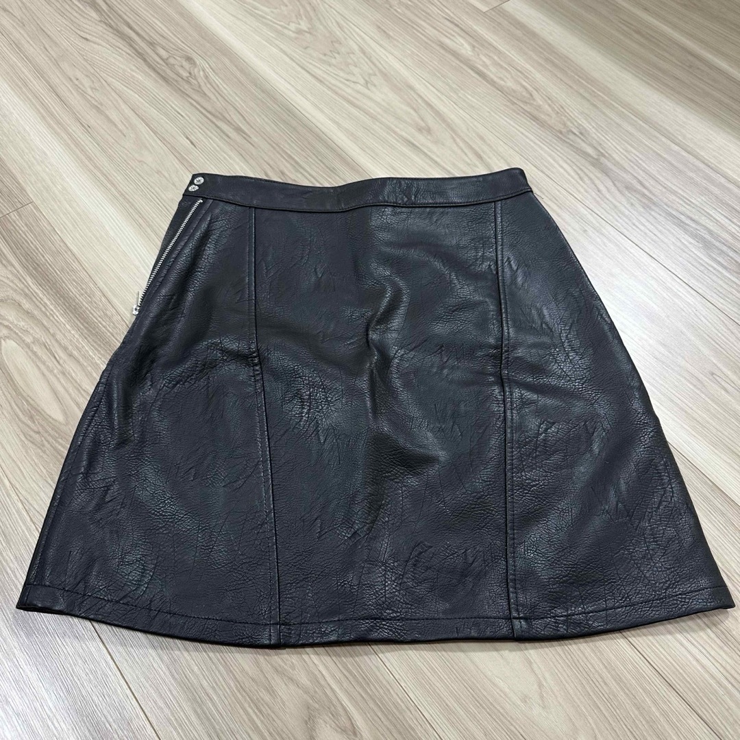 ZARA(ザラ)のZARA フェイクレザー ミニスカート 黒 XS レディースのスカート(ミニスカート)の商品写真