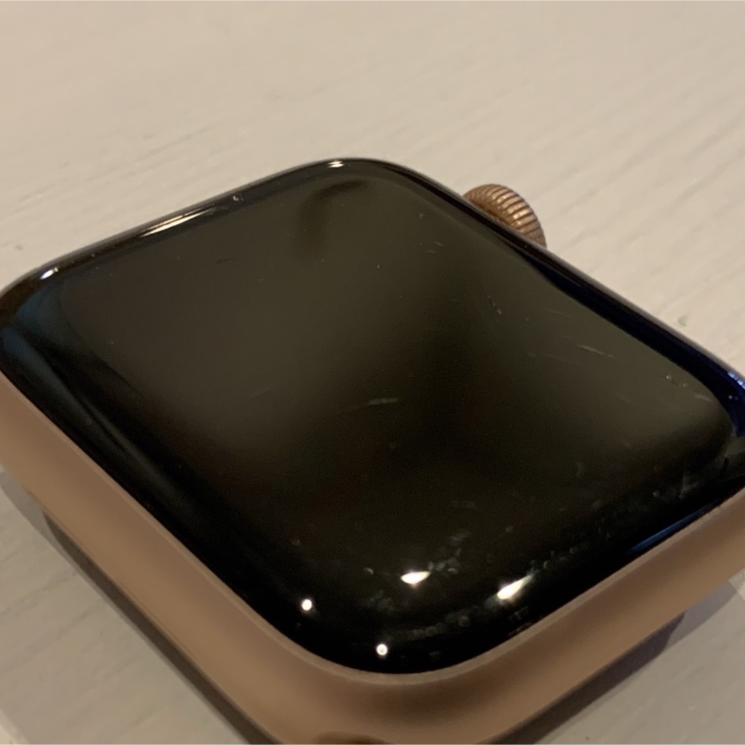 Apple Watch(アップルウォッチ)のApple Watch Series 4 40mm ゴールドアルミニウム スマホ/家電/カメラのスマートフォン/携帯電話(その他)の商品写真