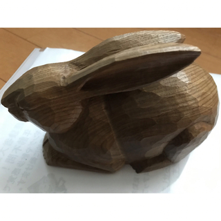 ウサギの木彫り(置物)