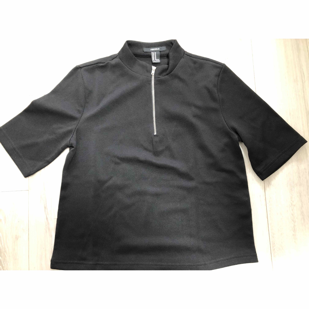 FOREVER 21(フォーエバートゥエンティーワン)のハイネックジッパージャージ地半袖Tシャツブラック レディースのトップス(Tシャツ(半袖/袖なし))の商品写真