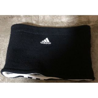 アディダス(adidas)の《アディダス・adidas・ネックウォーマー・黒・白・ボーダー・リバーシブル》(ネックウォーマー)