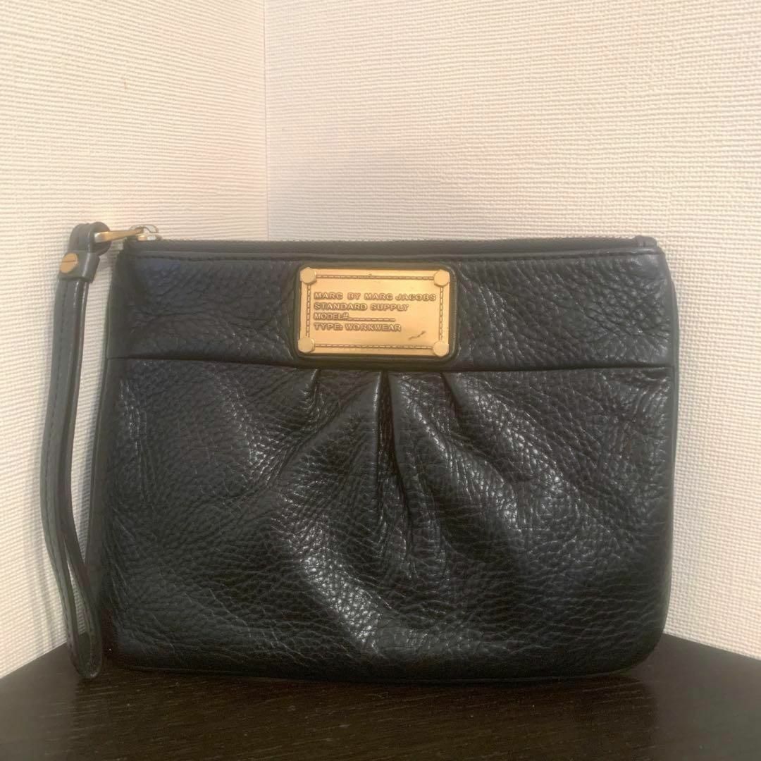 MARC BY MARC JACOBS(マークバイマークジェイコブス)の【正規品】 MARC JACOBS  マークジェイコブス 黒 ポーチ クラッチ レディースのバッグ(クラッチバッグ)の商品写真