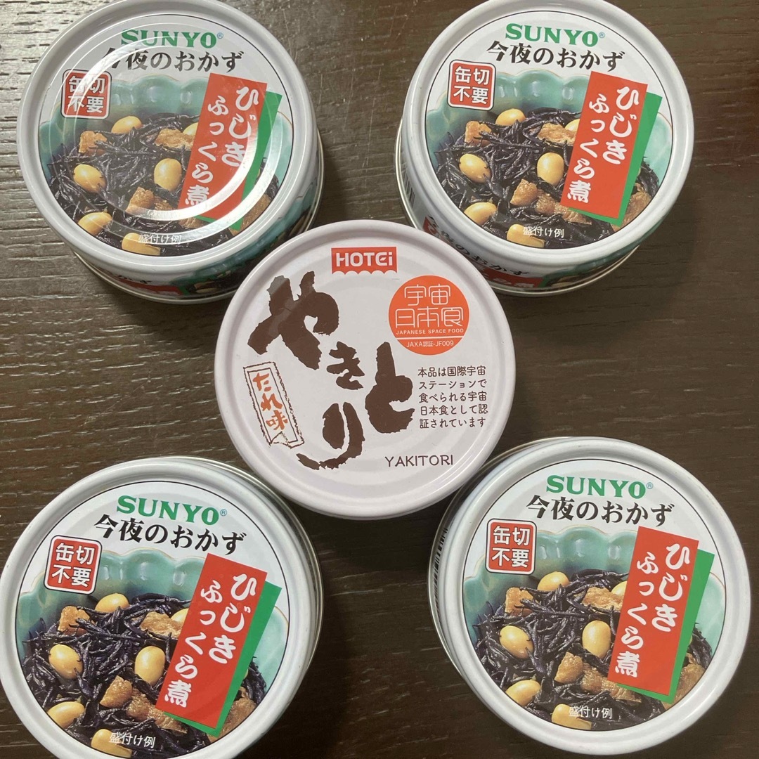 ホテイフーズ(ホテイフーズ)の缶詰　ひじき4缶　やきとり1缶 食品/飲料/酒の加工食品(缶詰/瓶詰)の商品写真