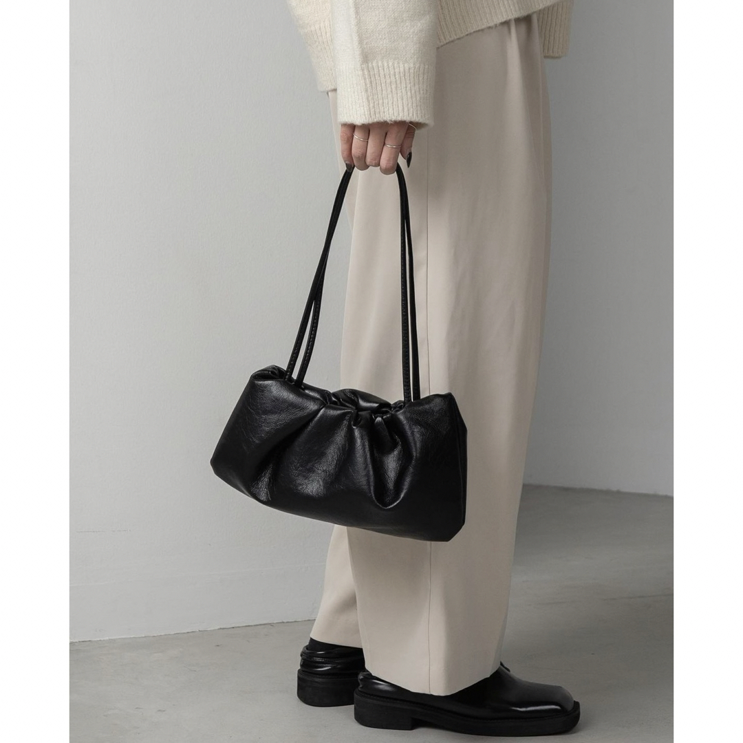 lawgy(ラウジー)の新品　Amiur エミレ　minimal tuck bag  人気　完売 レディースのバッグ(ハンドバッグ)の商品写真
