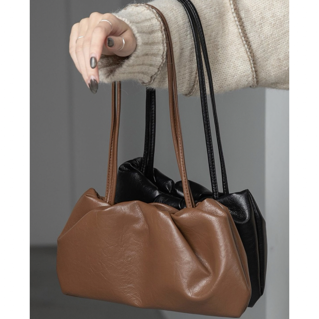 lawgy(ラウジー)の新品　Amiur エミレ　minimal tuck bag  人気　完売 レディースのバッグ(ハンドバッグ)の商品写真
