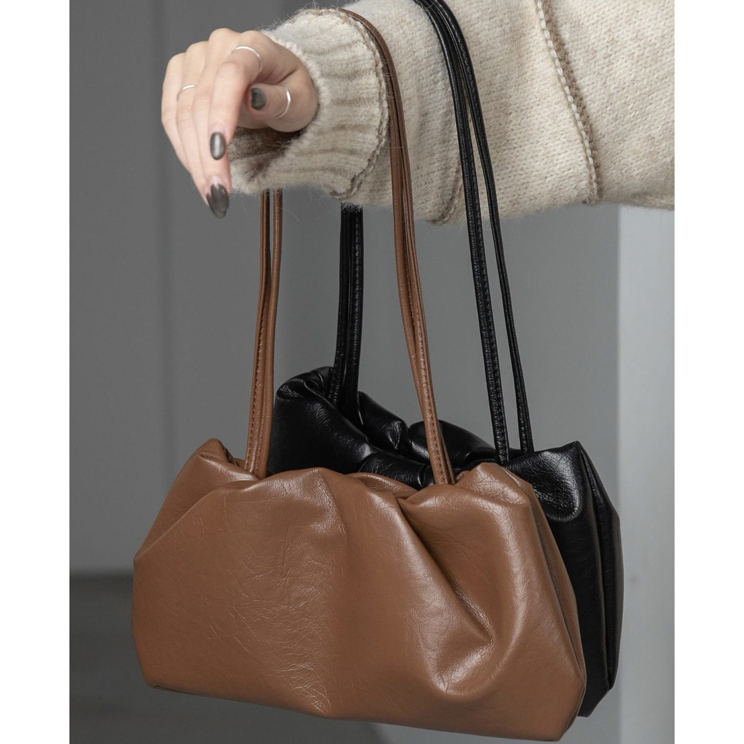lawgy - 新品 Amiur エミレ minimal tuck bag 人気 完売の通販 lawgy - 新品 Amiur エミレ minimal tuck bag 人気 完売の通販