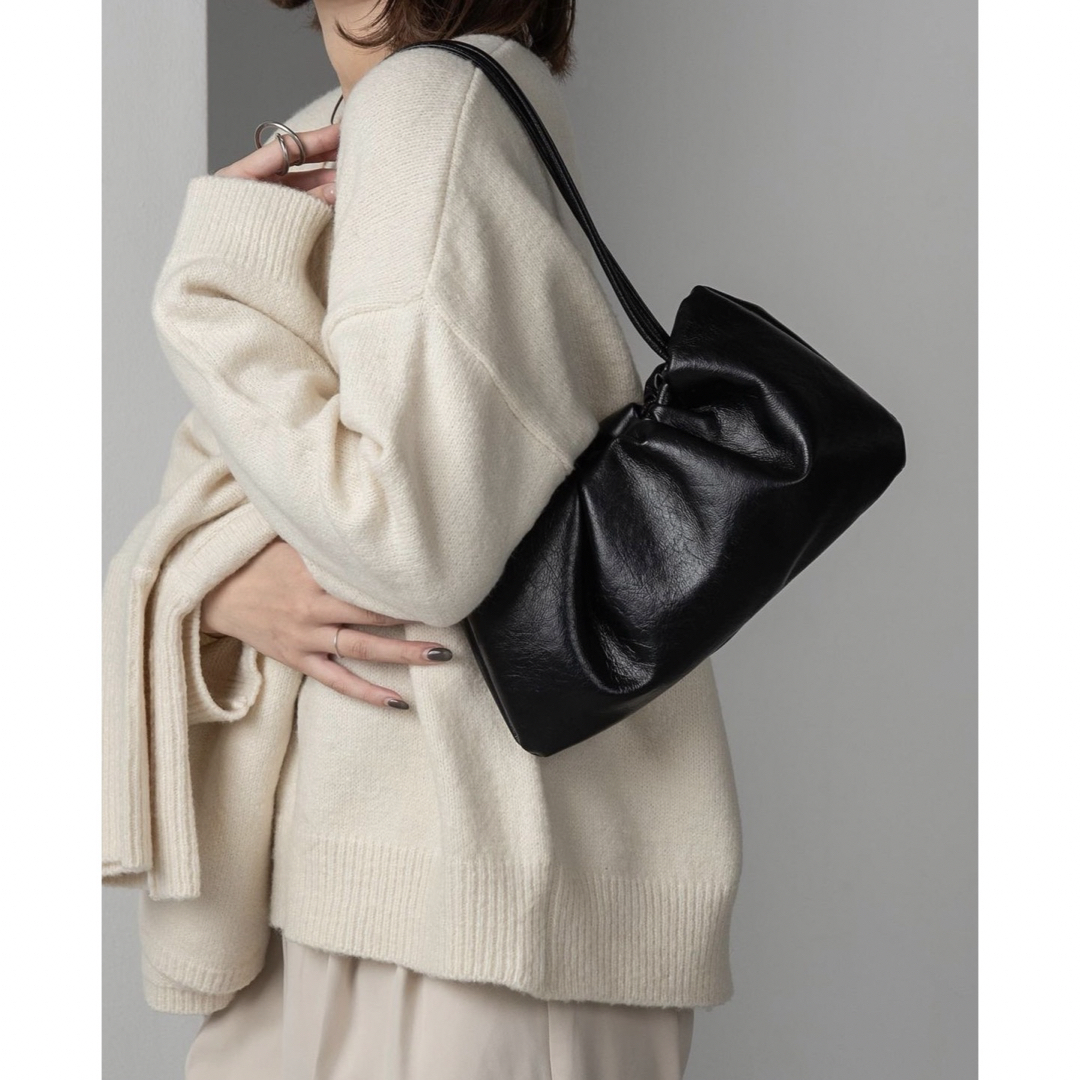 lawgy(ラウジー)の新品　Amiur エミレ　minimal tuck bag  人気　完売 レディースのバッグ(ハンドバッグ)の商品写真