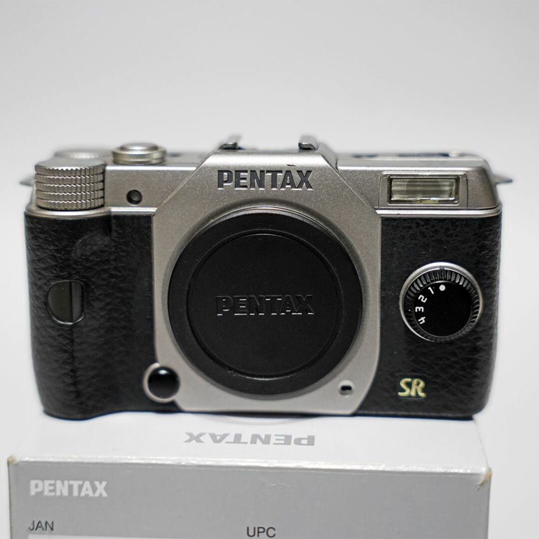 PENTAX(ペンタックス)のPENTAX Q7 ズームレンズ ＋ 単焦点レンズ ＋ おまけ多数 スマホ/家電/カメラのカメラ(ミラーレス一眼)の商品写真