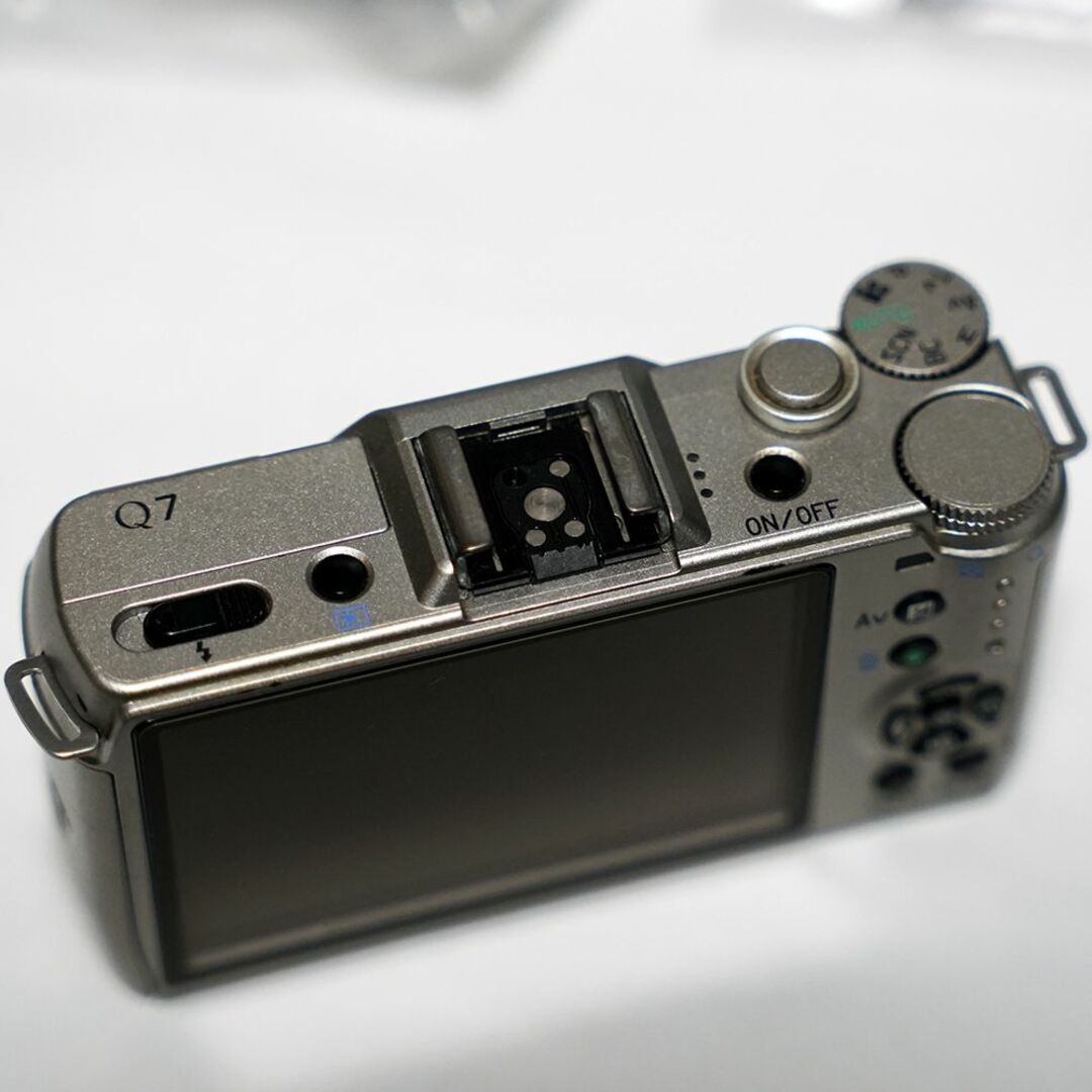 PENTAX(ペンタックス)のPENTAX Q7 ズームレンズ ＋ 単焦点レンズ ＋ おまけ多数 スマホ/家電/カメラのカメラ(ミラーレス一眼)の商品写真