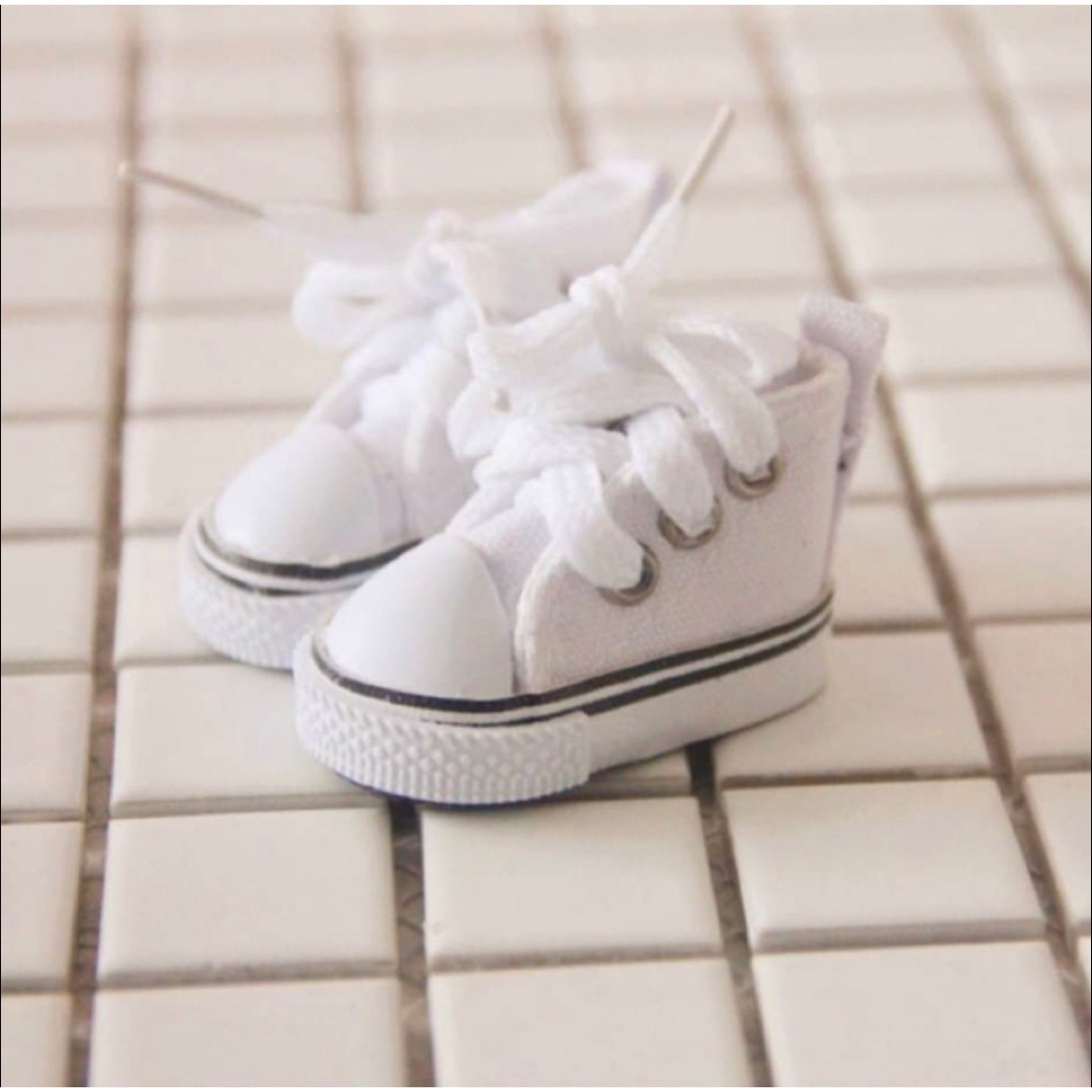 ぬいぐるみ　靴　スニーカー　白　15㎝　20㎝  韓国　ドール エンタメ/ホビーのおもちゃ/ぬいぐるみ(ぬいぐるみ)の商品写真