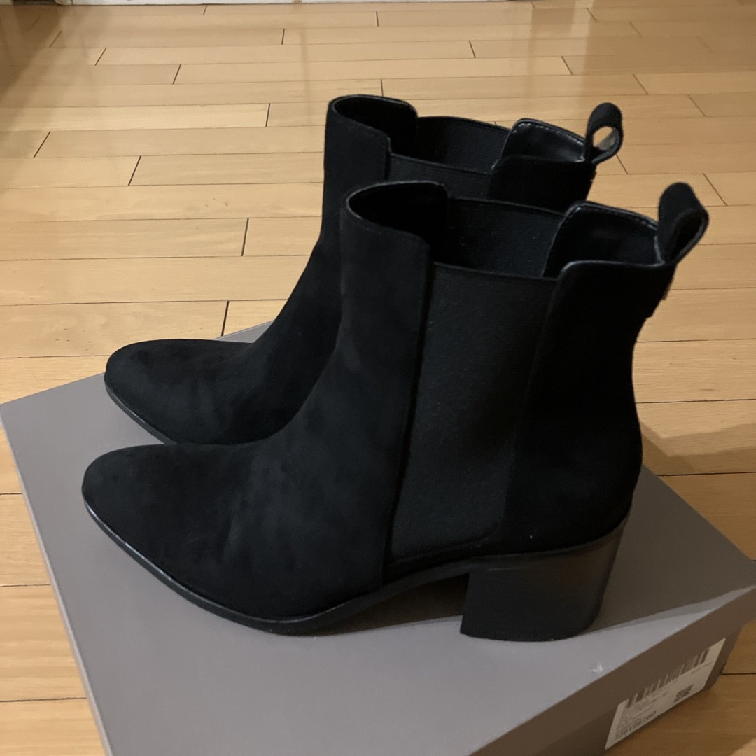 Charles and Keith(チャールズアンドキース)のCharles & Keithブロックヒールチェルシーブーツ23.5 レディースの靴/シューズ(ブーツ)の商品写真