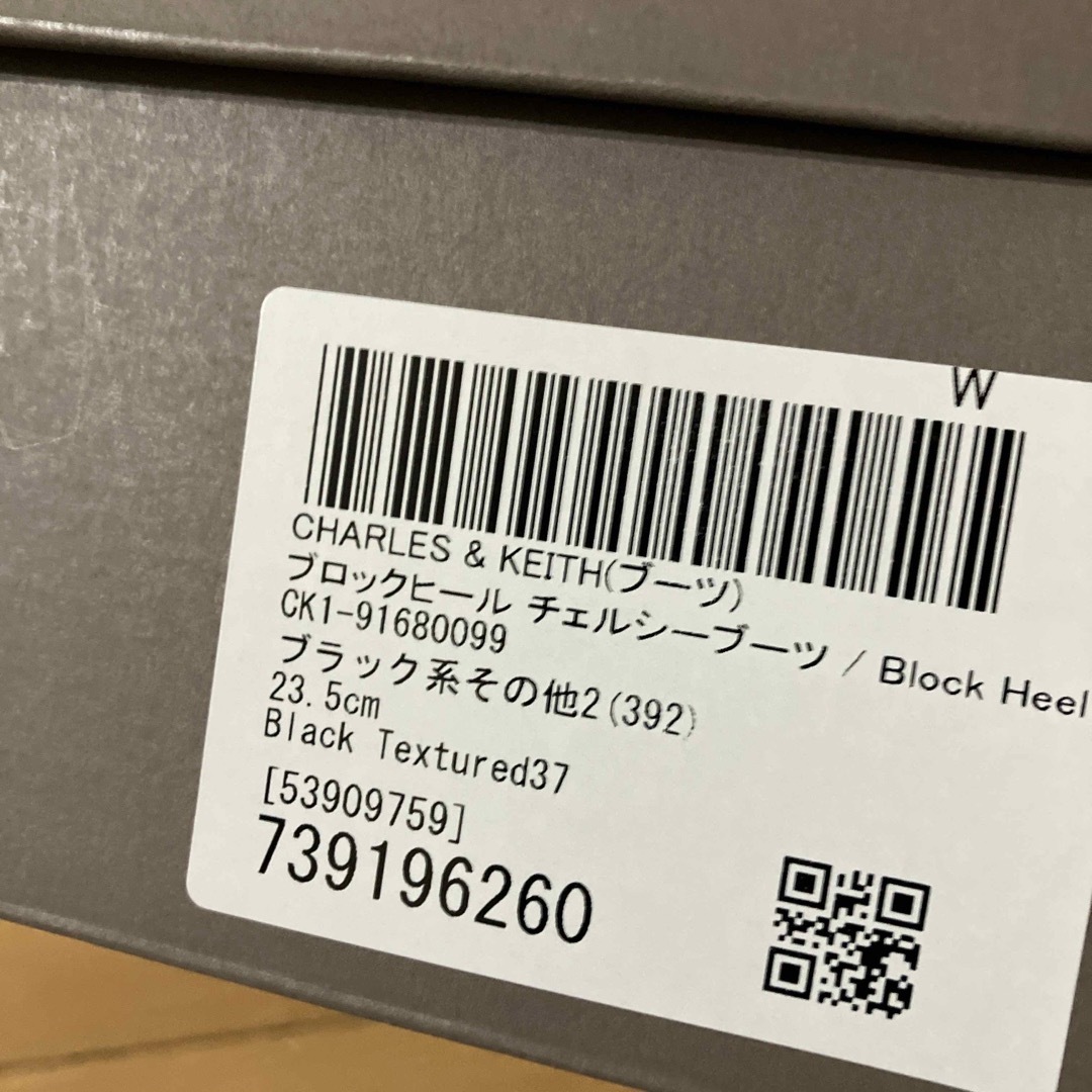 Charles and Keith(チャールズアンドキース)のCharles & Keithブロックヒールチェルシーブーツ23.5 レディースの靴/シューズ(ブーツ)の商品写真