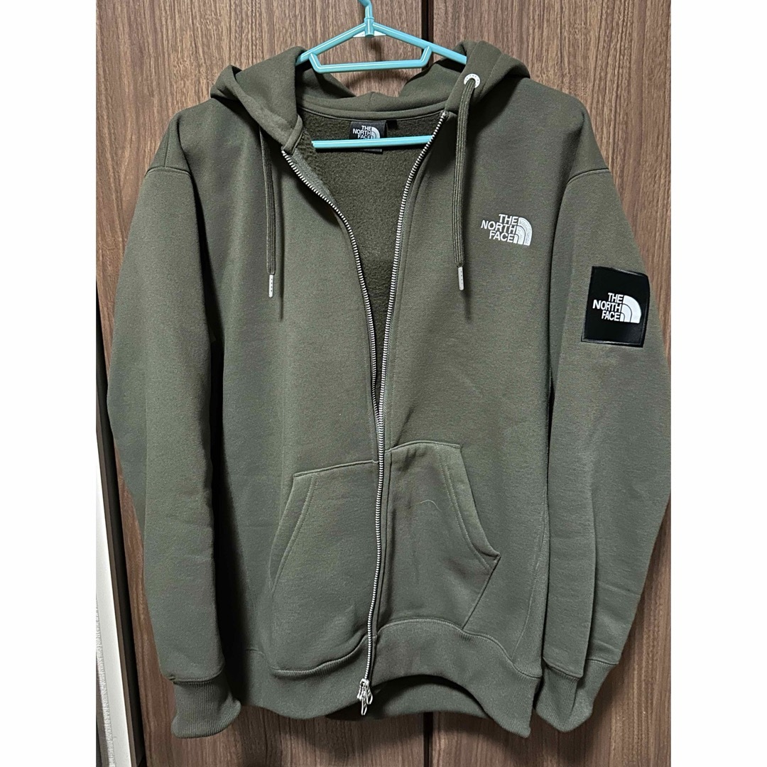 THE NORTH FACE(ザノースフェイス)のノースフェイス スクエアロゴ ジップパーカー ニュートープ Mサイズ メンズのトップス(パーカー)の商品写真