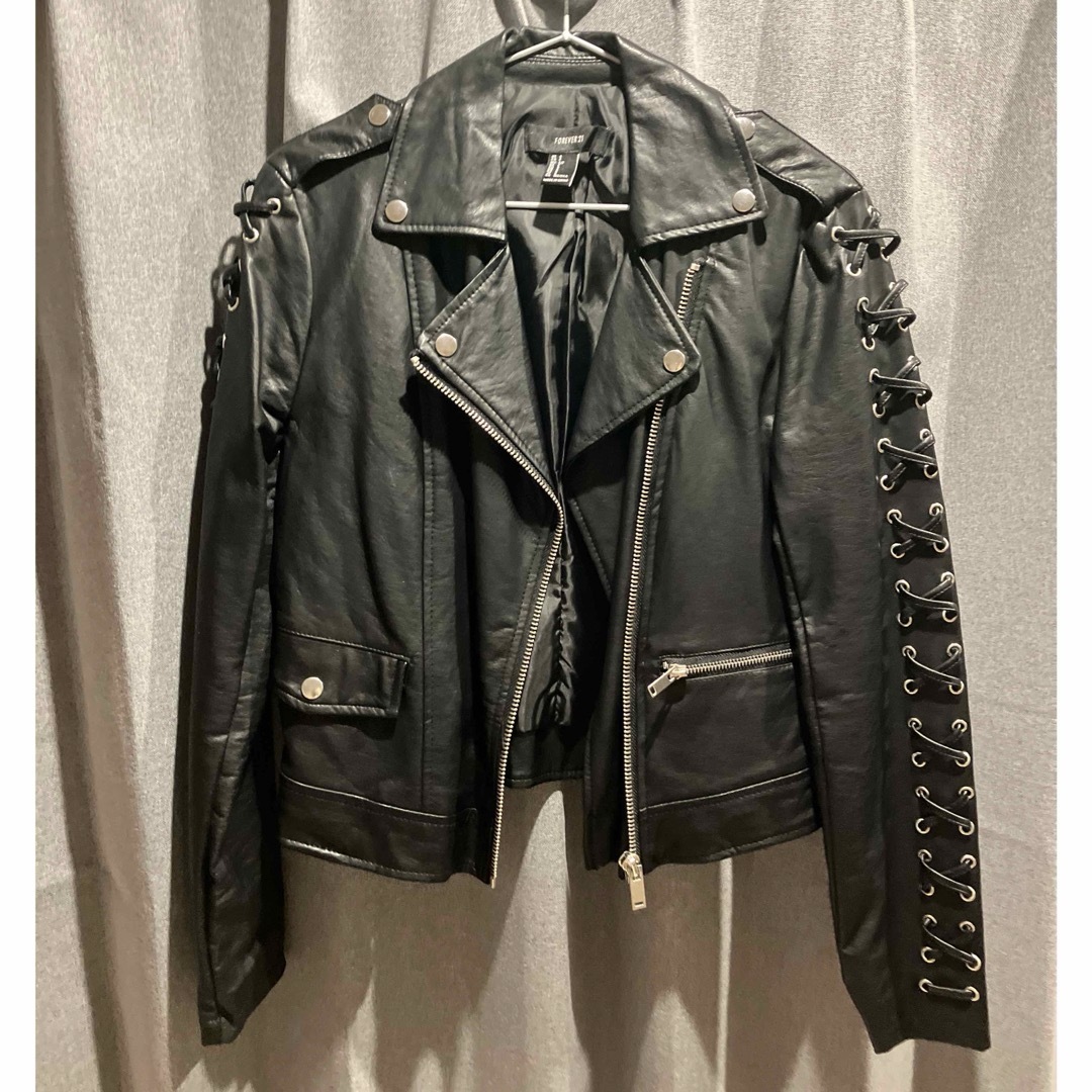 FOREVER 21(フォーエバートゥエンティーワン)のライダースジャケット　ブラック　フォーエバー21 レディースのジャケット/アウター(ライダースジャケット)の商品写真