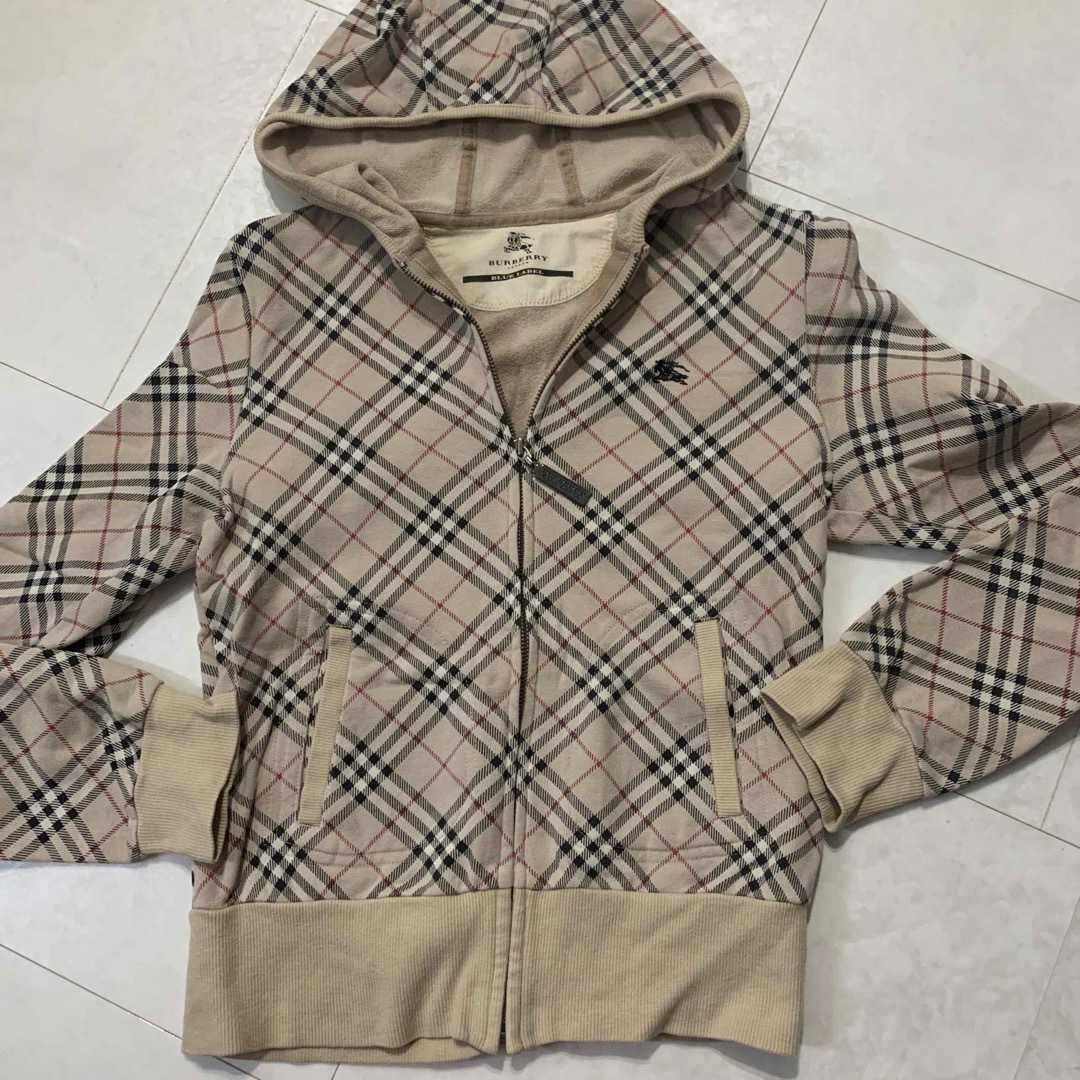 BURBERRY BLUE LABEL(バーバリーブルーレーベル)のバーバリー　フード付きパーカー レディースのトップス(パーカー)の商品写真