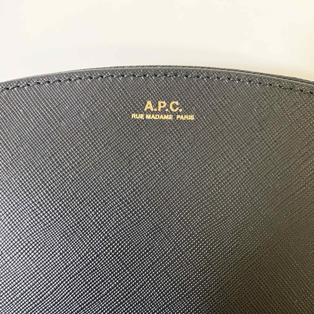 A.P.C(アーペーセー)の未使用♡APC アーペーセー ハーフムーン 長財布 レザー  黒ブラック レディースのファッション小物(財布)の商品写真