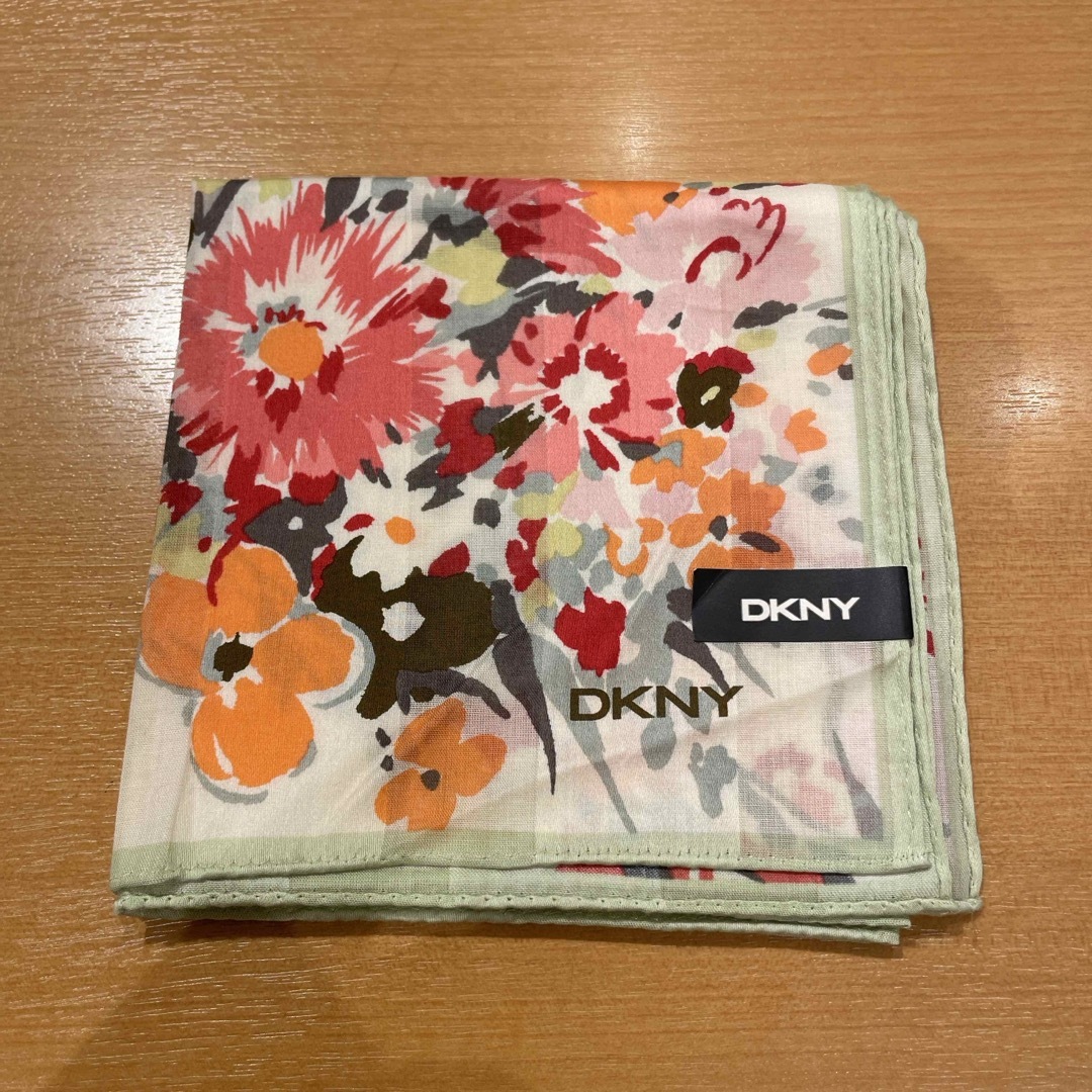 DKNY(ダナキャランニューヨーク)のＤＫＮＹハンカチ② レディースのファッション小物(ハンカチ)の商品写真