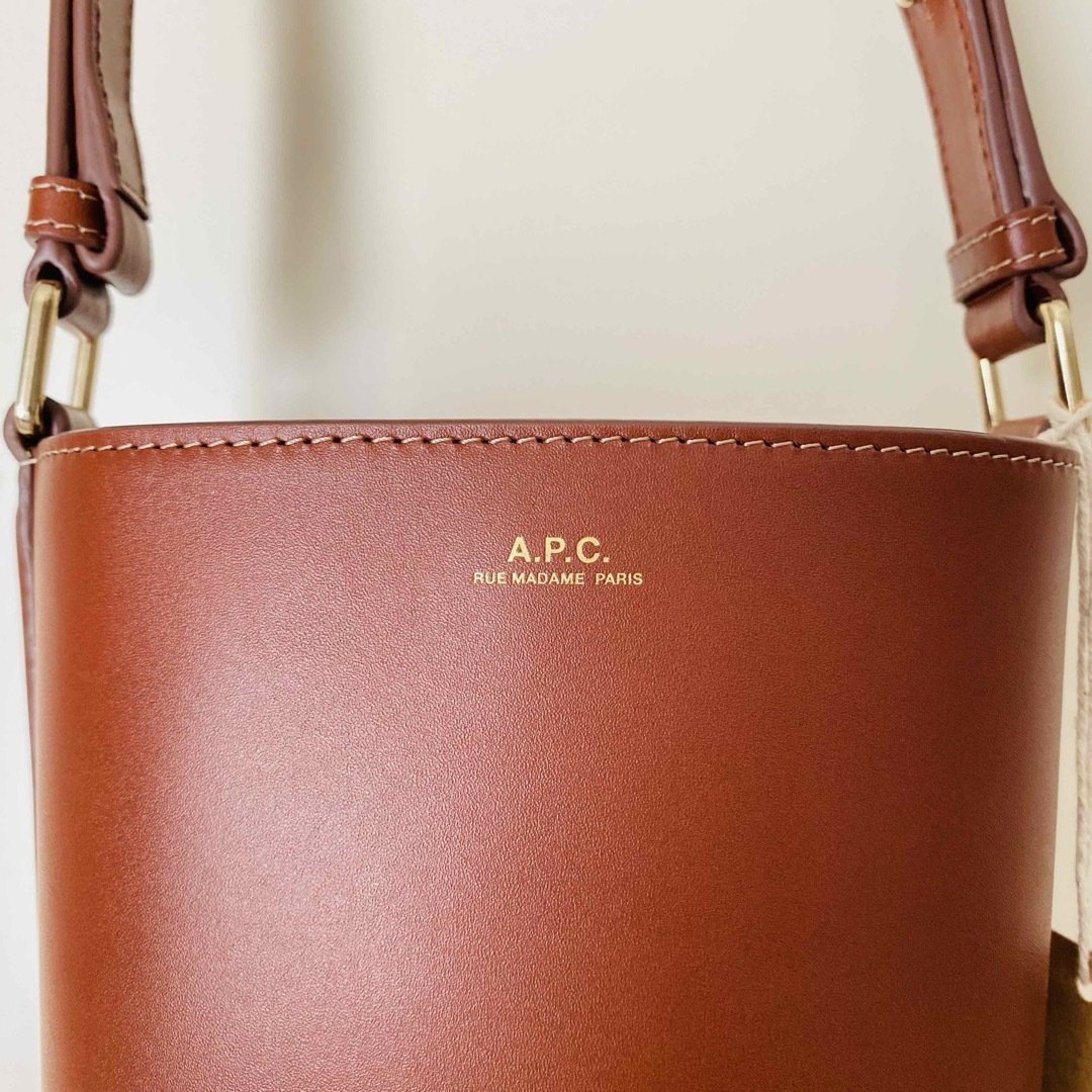 A.P.C(アーペーセー)の【A.P.C.】アーペーセー ambre スモール バケットバッグ (新品) レディースのバッグ(トートバッグ)の商品写真