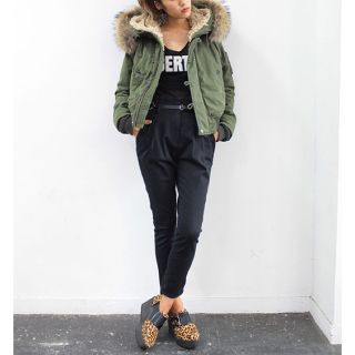 マウジー(moussy)の【moussy】ハイウエストタックパンツ(クロップドパンツ)