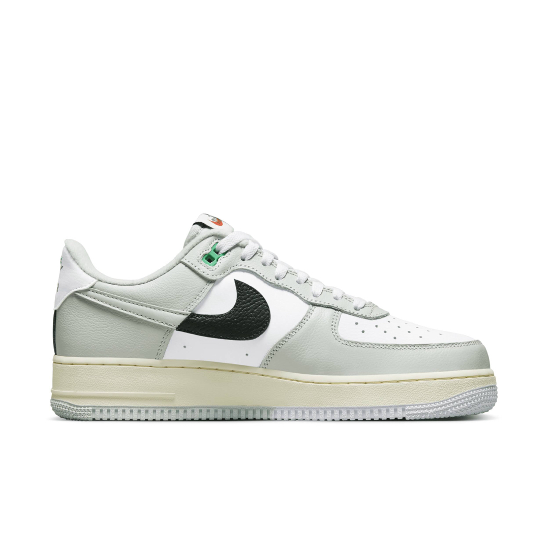 NIKE(ナイキ)のNIKE AIR FORCE 1  ライトシルバー　28㎝ メンズの靴/シューズ(スニーカー)の商品写真