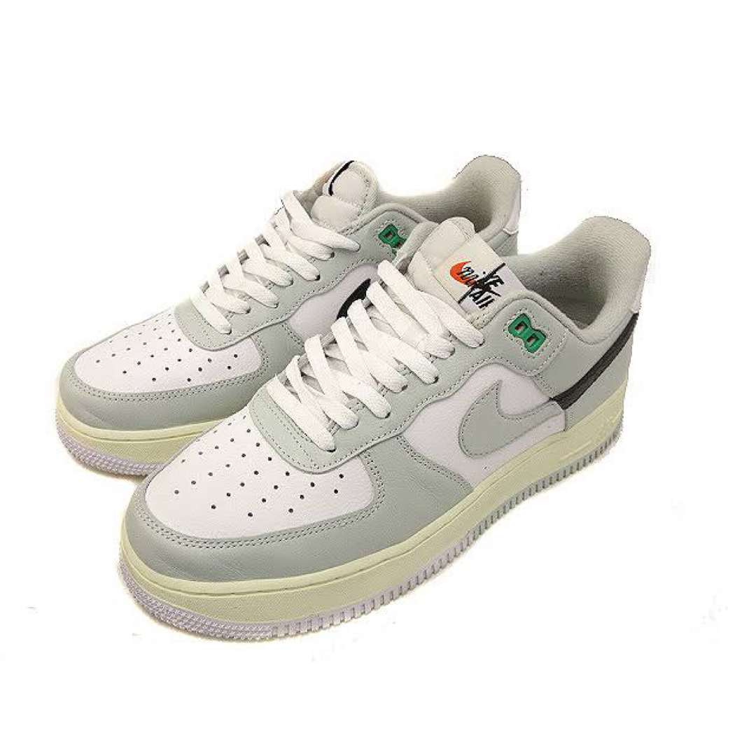 NIKE(ナイキ)のNIKE AIR FORCE 1  ライトシルバー　28㎝ メンズの靴/シューズ(スニーカー)の商品写真