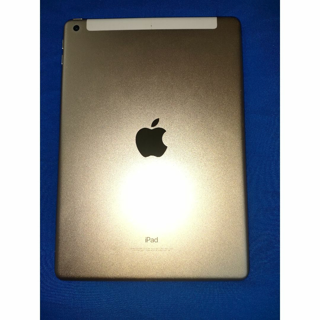 Apple(アップル)のApple iPad (第５世代) 128GB ゴールド　SIMフリー品 スマホ/家電/カメラのPC/タブレット(タブレット)の商品写真